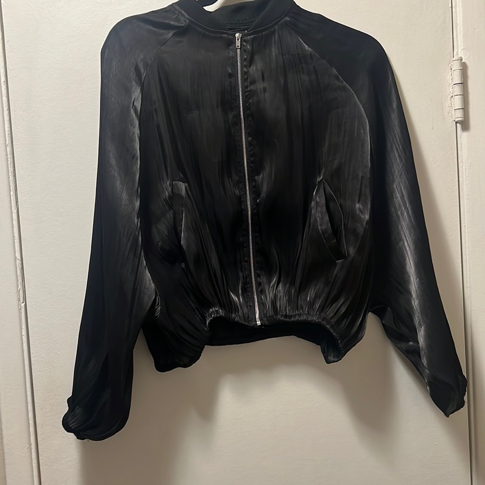 Crop stylish jacket with quarter length sleeves elastic waistband. Size